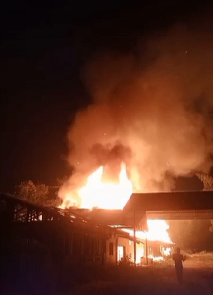 BREAKING NEWS: Gudang Eks PT Nansari di Muaro Jambi Hangus Terbakar 