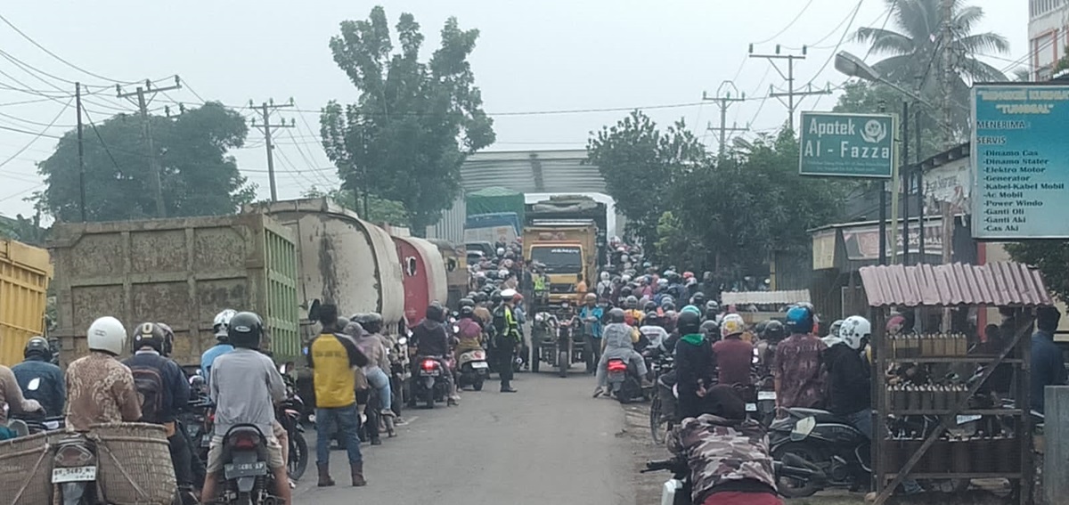 Macet Panjang di Kawasan Talang Duku Muaro Jambi, Ini Penyebabnya