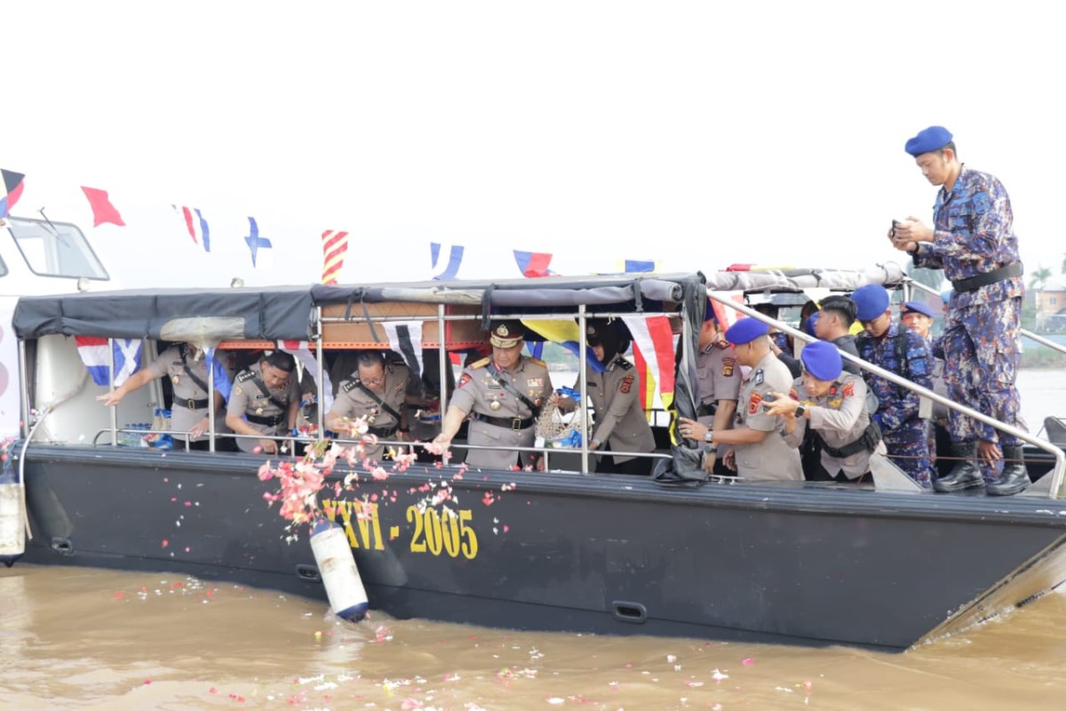 Dipimpin Wakapolda Jambi, Polda Jambi Lakukan Prosesi  Tabur Bunga di Sungai Batanghari