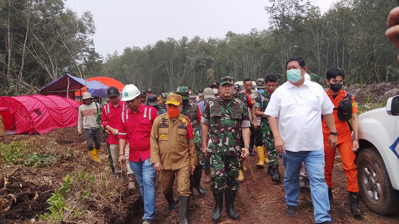 Al Haris Bersama Pangdam TIB Turun Langsung Padamkan Karhutla di Kawasan Gambut Londerang Tanjab Timur 