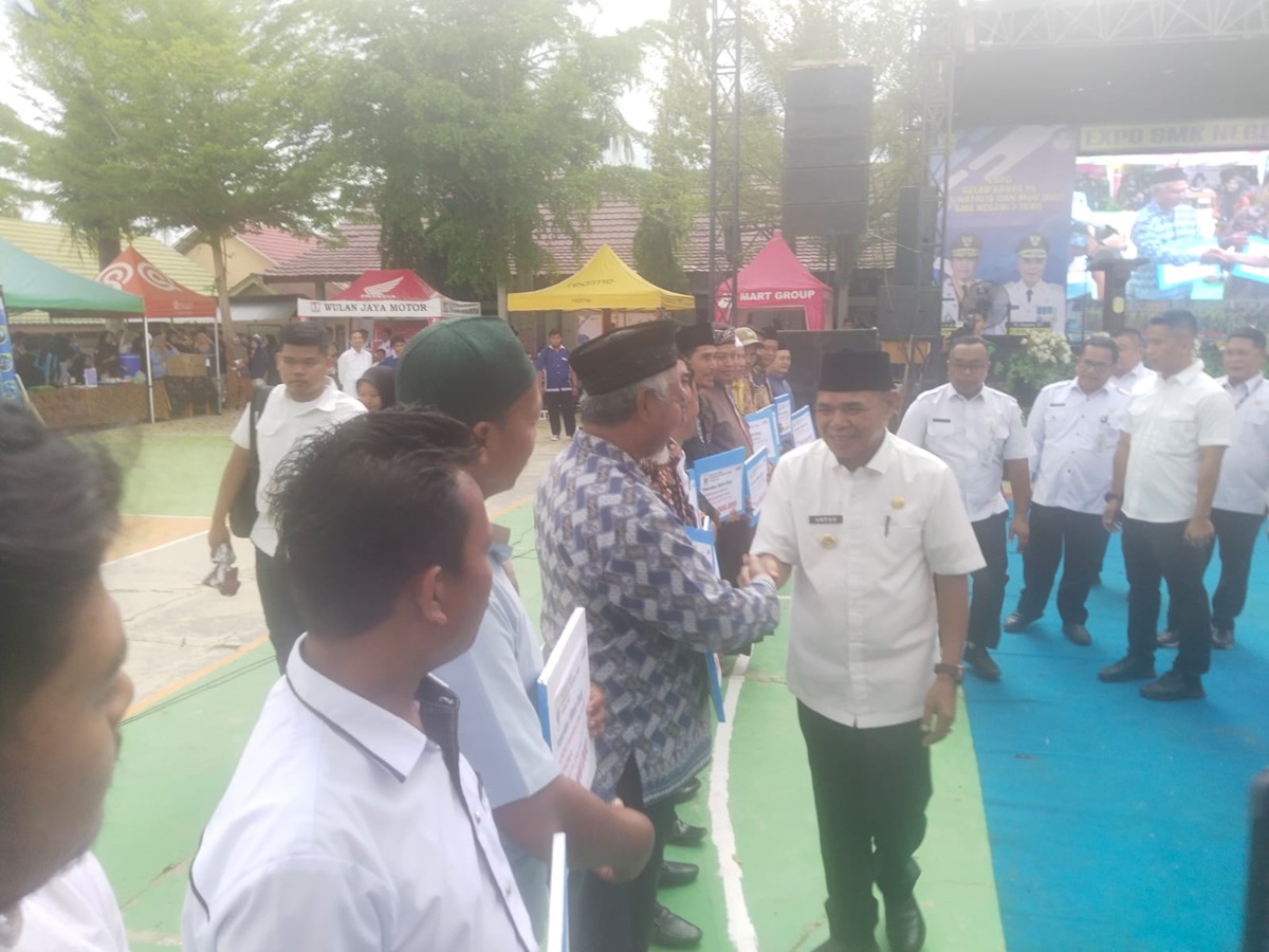 Pj Bupati Aspan Wakili Gubernur Jambi Salurkan Bantuan Pendidikan Program Dumisake