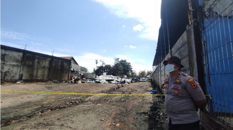 Tim Labfor Polda Sumsel Tiba, Lakukan Olah TKP Gudang Minyak Ilegal Terbakar di Jalan Lingkar Barat