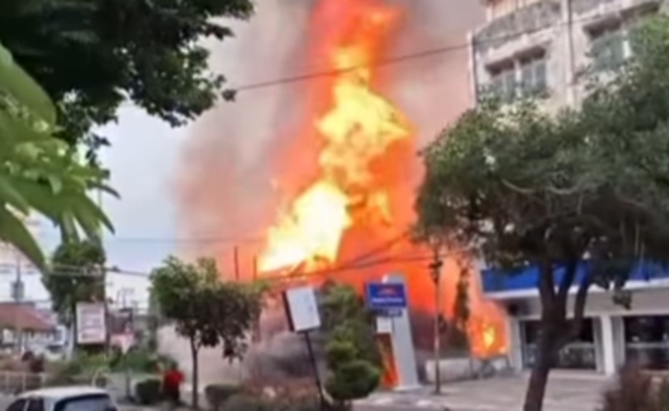 BREAKING NEWS: Kebakaran di Simpang 4 Jelutung, Lalu Lintas Sempat Terganggu