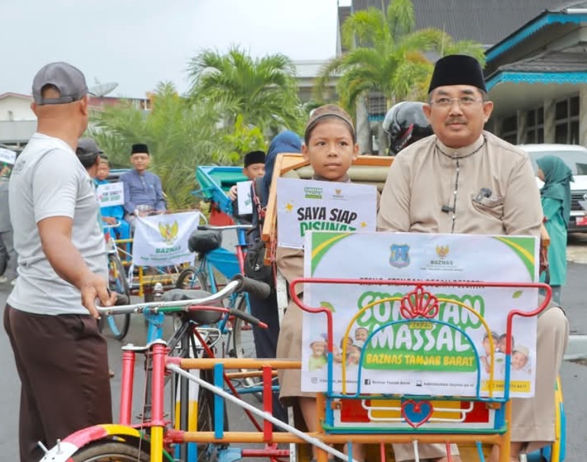 Bupati Tanjab Barat dan Istri Antar Anak-anak Sunatan Massal Naik Becak, Wujud Kepedulian Pemimpin Daerah