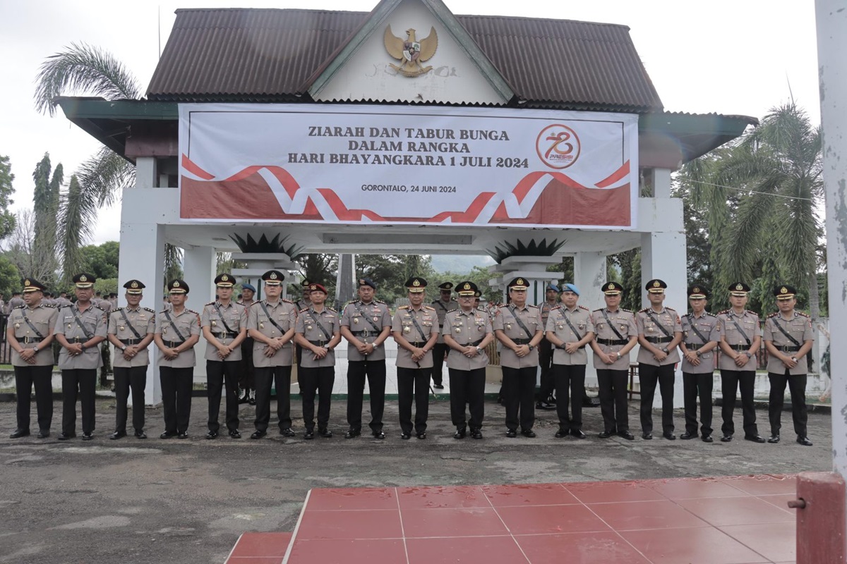 Polda Gorontalo Tabur Bunga dan Ziarah di Taman Makam Pahlawan, Ini Pesan Kapolda Gorontalo