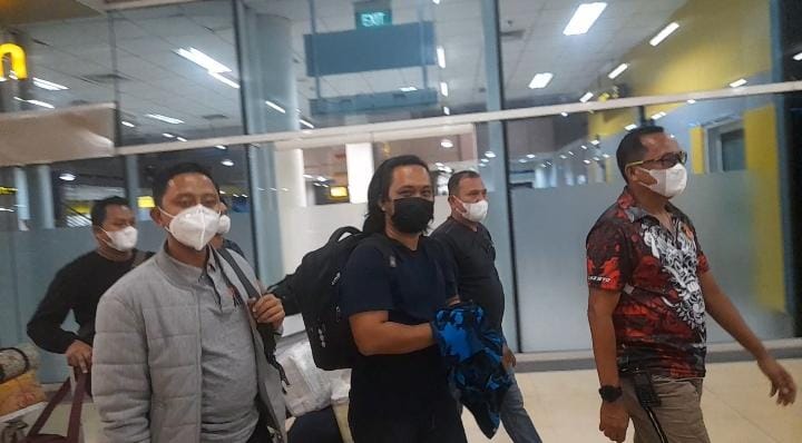 Tiba di Bandara Jambi dengan Tangan Diborgol, Ini Kata Pandu, Bos Gudang Minyak Ilegal