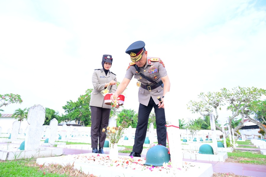 Hari Bhayangkara ke-79, Kapolda Jambi Pimpin Ziarah di TMP Satria Bhakti