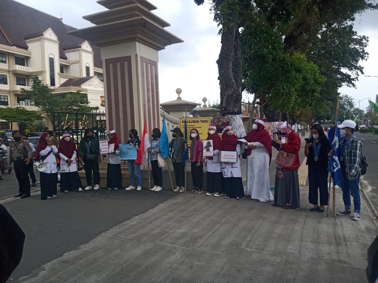 Puluhan Massa Aliansi Perempuan Jambi Gelar Aksi Damai di Depan Mapolda Jambi, Minta Kasus Kematian KY Diusut 