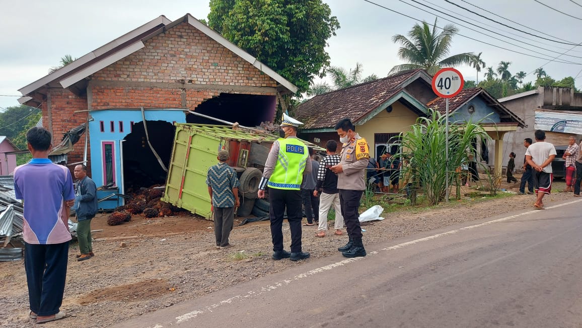 Hilang Kendali, Truk Muatan Sawit Hantam Rumah Warga di Jalan Lintas Jambi-Muara Sabak