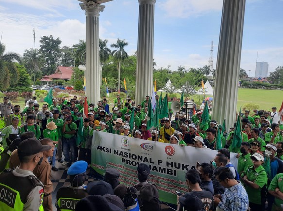 Ratusan Massa KSBSI Provinsi Jambi Geruduk Kantor Gubernur, Minta Pemerintah Perhatikan Kesejahteraan Buruh