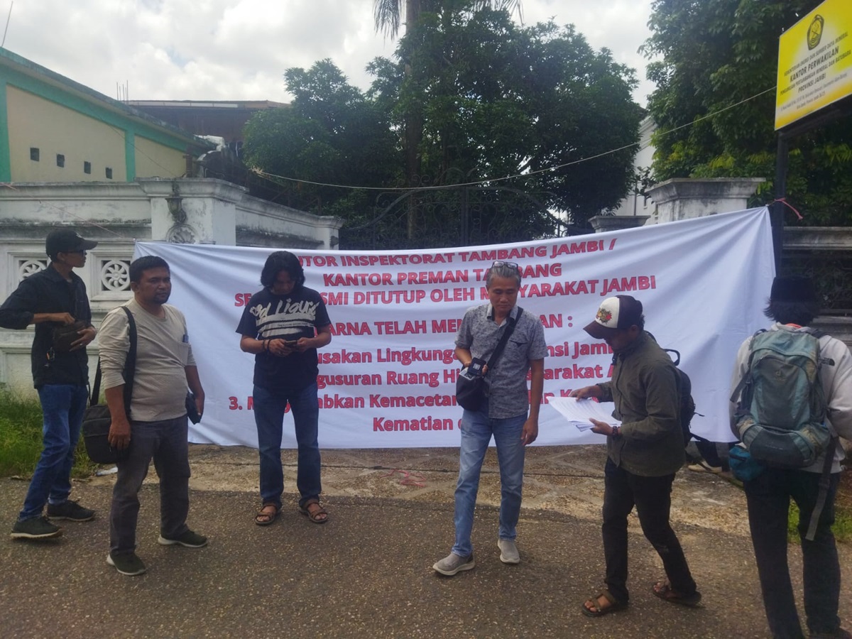 Aksi di Kantor Inspektorat Tambang Jambi, Perkumpulan Hijau: Kantor Preman Tambang Resmi Ditutup