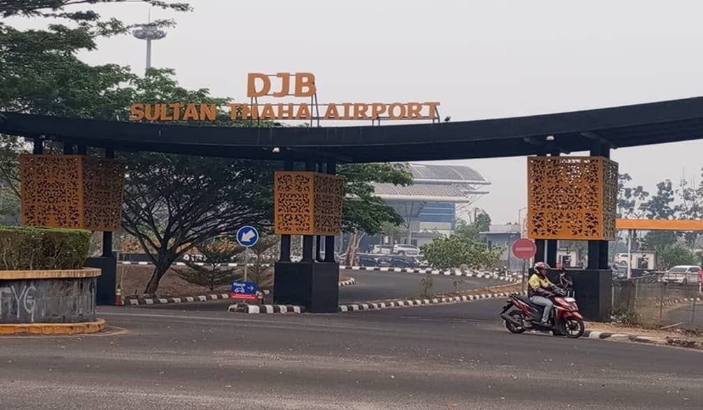 Jarak Pandang Sempat Anjlok 600 Meter, Kabut Asap Jambi Ganggu 8 Penerbangan di Bandara Sultan Thaha