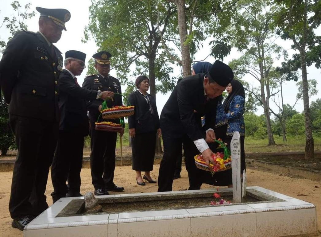 Bupati Muaro Jambi Bambang Bayu Suseno Pimpin Upacara Hari Pahlawan dan Ziarah Nasional