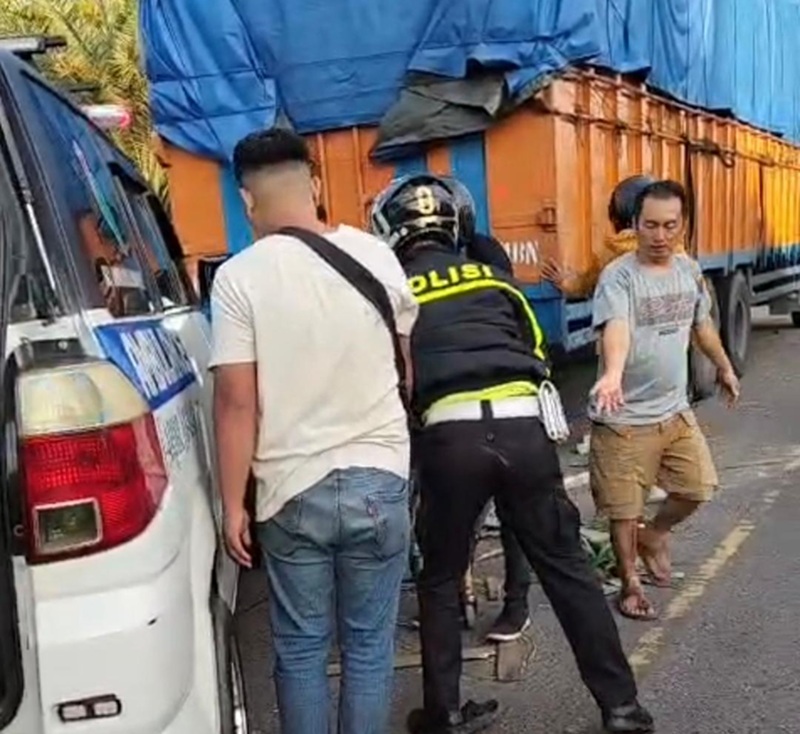 Subuh Tragis di Jaluko! Motor Hantam Truk Mogok di Jalan Gelap, Pemuda 27 Tahun Tewas Seketika