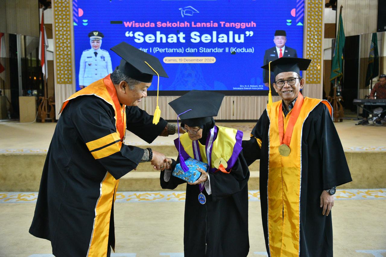 Sekda Pindahkan Tali Toga, Tanda 58 Lansia Tangguh Kota Jambi Resmi Diwisuda