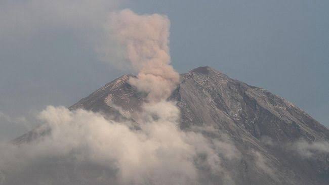 Waspada Awan Panas dan Guguran Lahar,  Gunung Semeru Kembali Erupsi