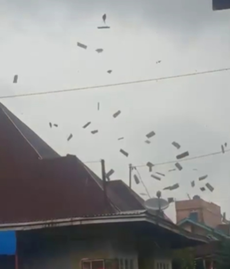 BREAKING NEWS: Kayu Aro Diterjang Puting Beliung, Puluhan Rumah Terdampak