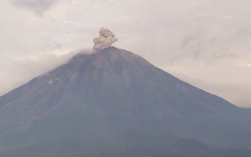 Gunung Semeru Erupsi Berkali-kali dengan, Tingginya Sampai 700 meter