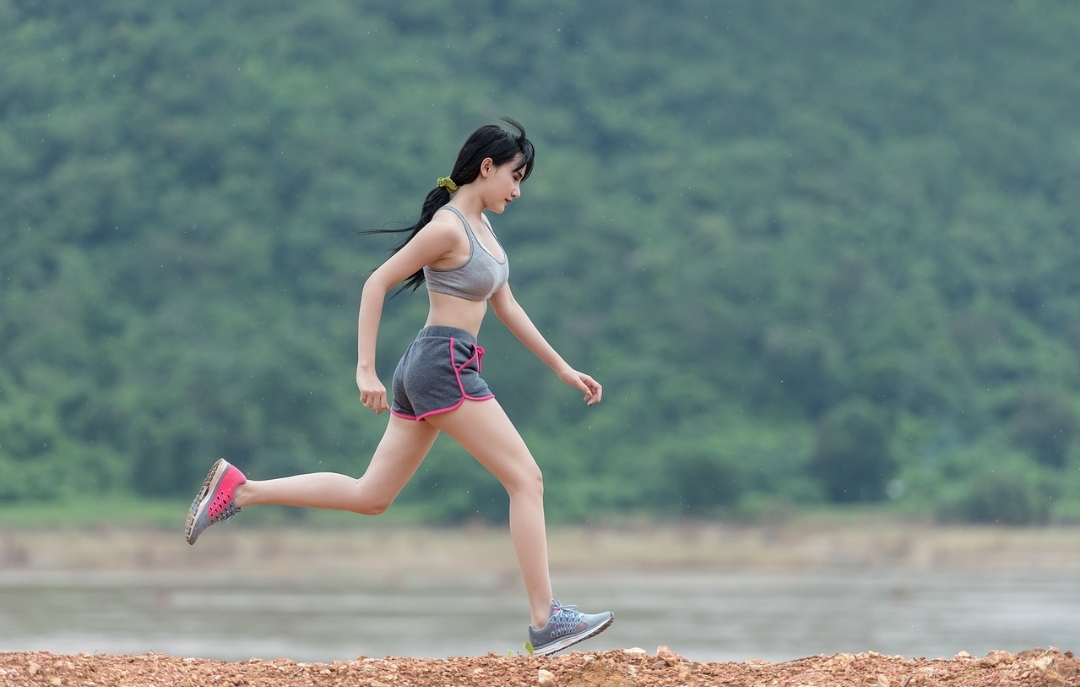 Silent Walking: Tren Meditasi Berjalan yang Menenangkan Pikiran dan Tubuh