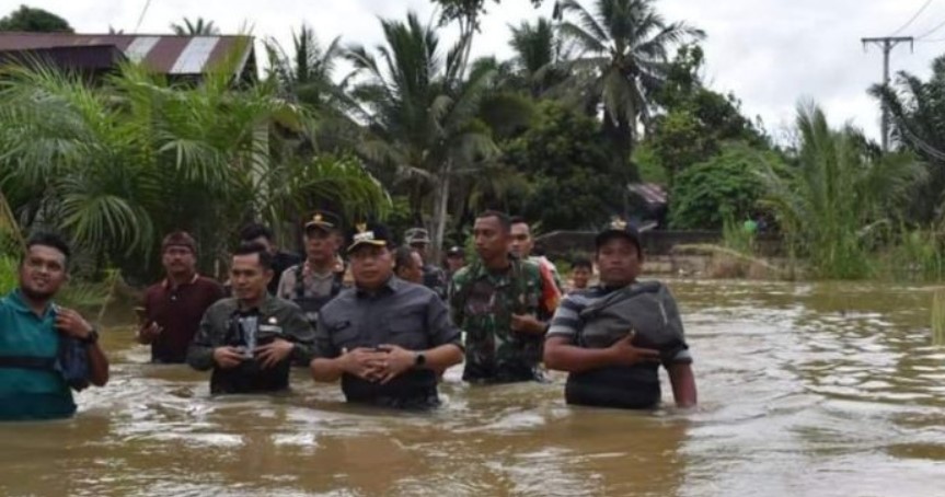 Sejumlah Rumah Terendam Banjir, Pj Bupati Henrizal Tinjau ke Lokasi di Kecamatan Pauh