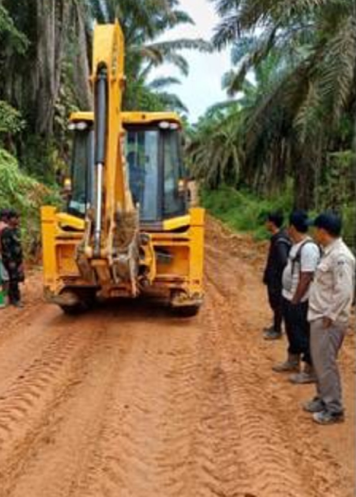 PT Rigunas Agri Utama Lakukan Perbaikan Jalan Antar Desa di Kecamatan Sumay, Kabupaten Tebo 