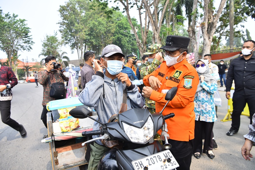 Maulana Bagikan Masker dan Ingatkan Warga Pantau ISPU