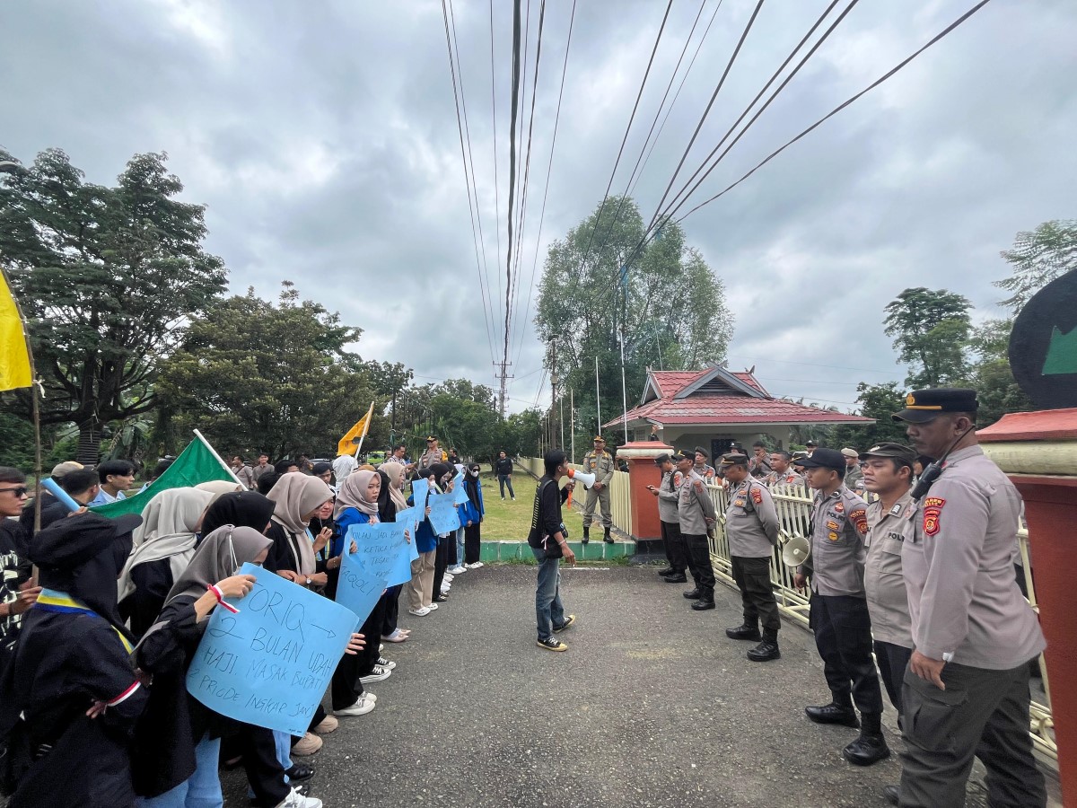 Puluhan Mahasiswa Demo di Kantor Bupati Bungo: Thoriq 2 Bulan Sudah Haji, Masa Bupati 2 Periode Ingkar Janji