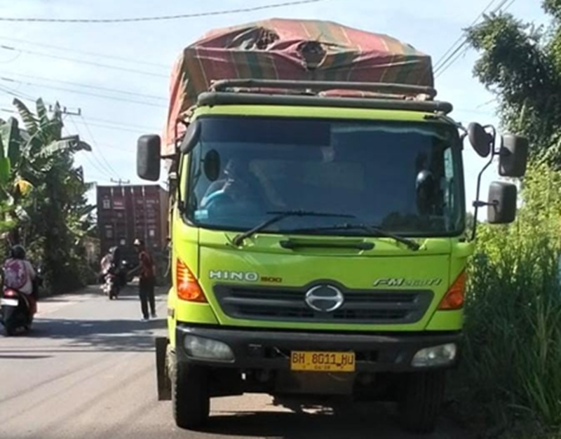 Nekat Melintas Siang Bolong, Truk Batubara Dihentikan Pemuda Pancasila di Talang Duku!