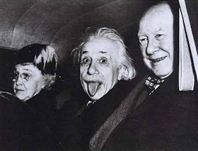 Fakta di Balik Foto Ikonik Albert Einstein Menjulurkan Lidah