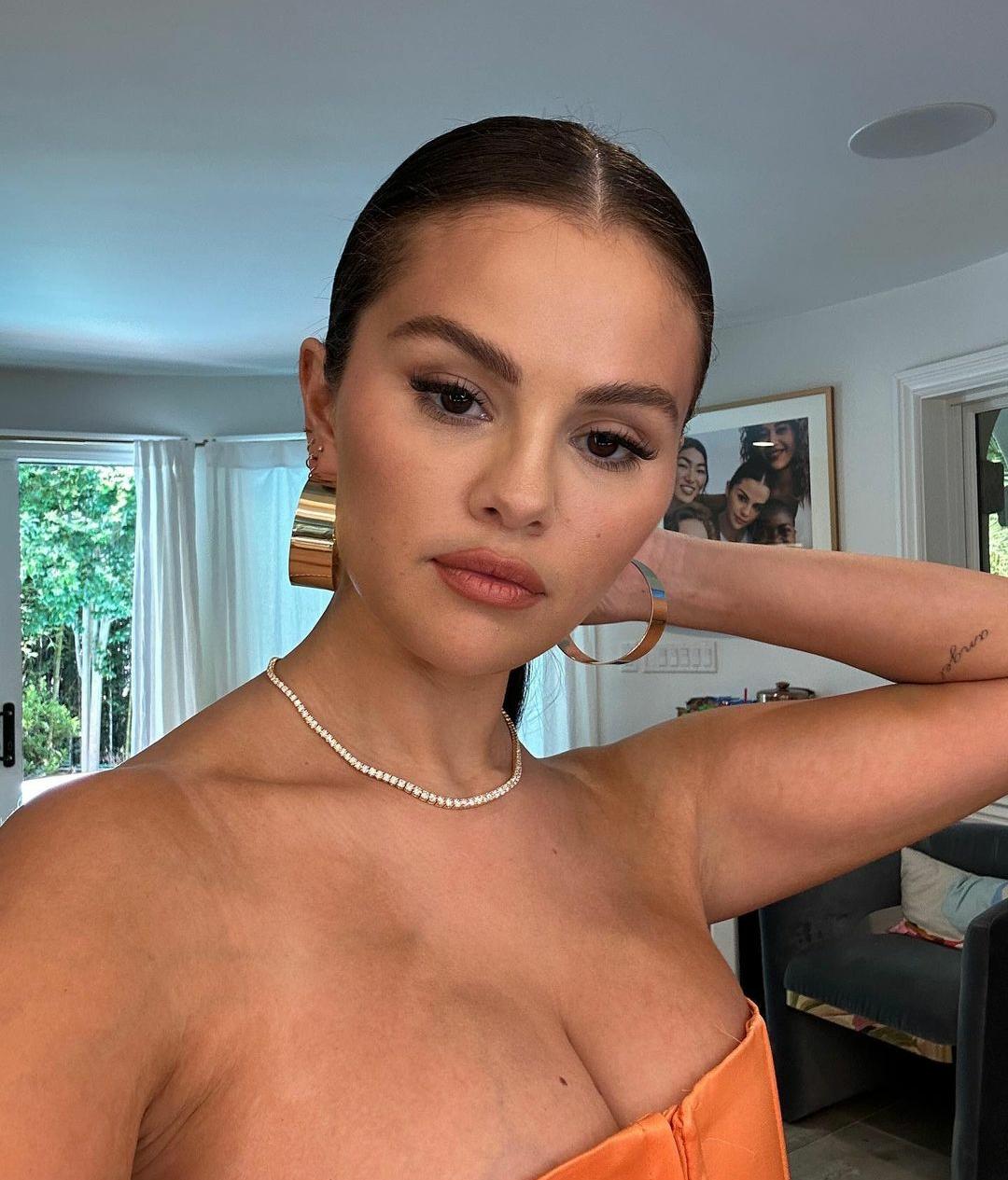 Selena Gomez Pamerkan Gaya Seksi di Unggahan Instagram Terbarunya