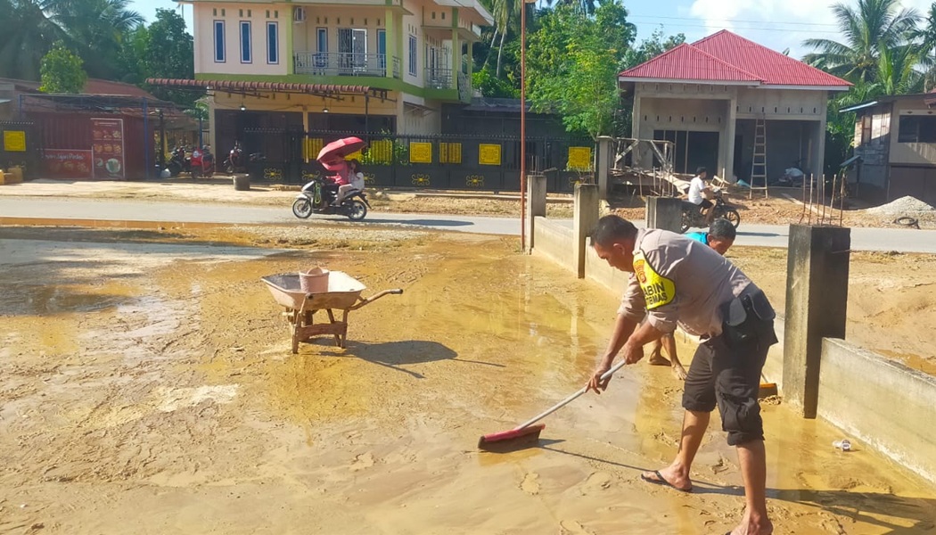 Banjir di Sarolangun Mulai Surut, Polisi Bantu Bersih-bersih Masjid Desa