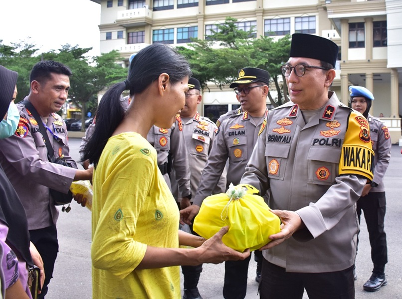 Polda Jambi Turun ke Jalan! Ratusan Takjil & Sembako Dibagikan, Wakapolda Sapa Langsung Warga