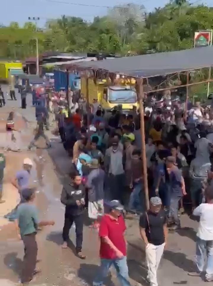 Protes Angkutan Batu Bara Melintas Sebelum Jam Operasional, Warga Sridadi Blokir Jalan