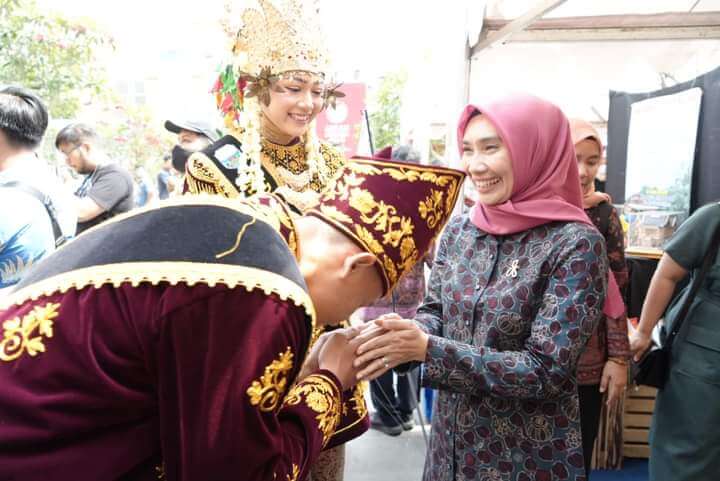 Ketua TP PKK Kabupaten Muaro Jambi Hadiri Pameran 'Sehari Bersama Jambi' di Mall Sarinah Thamrin Jakarta