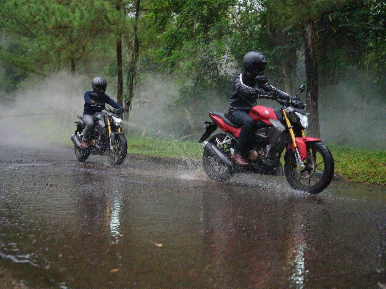Jambi Diguyur Hujan, Ini Tips  Berkendara Aman saat Hujan dari Honda Sinsen