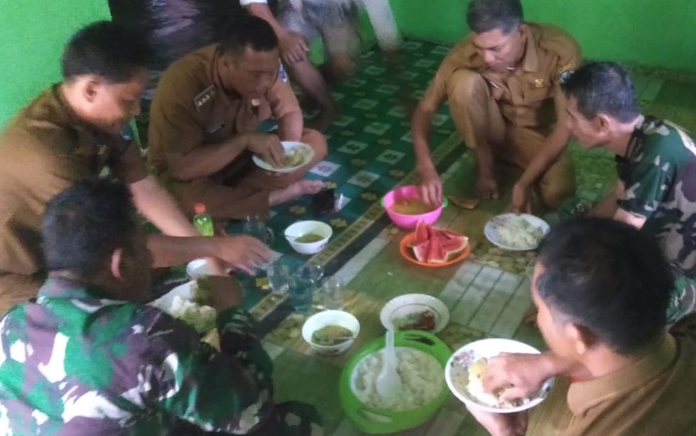 Akrab, Satgas TMMD ke-115 Kodim 0415/Jambi Makan Bersama