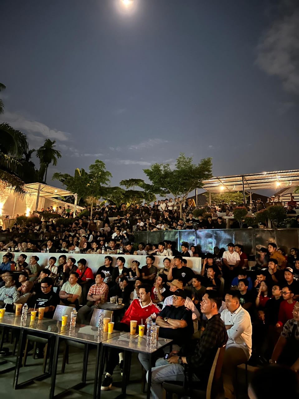 Meriah! Nobar Timnas Indonesia vs China Bersama Maulana-Diza