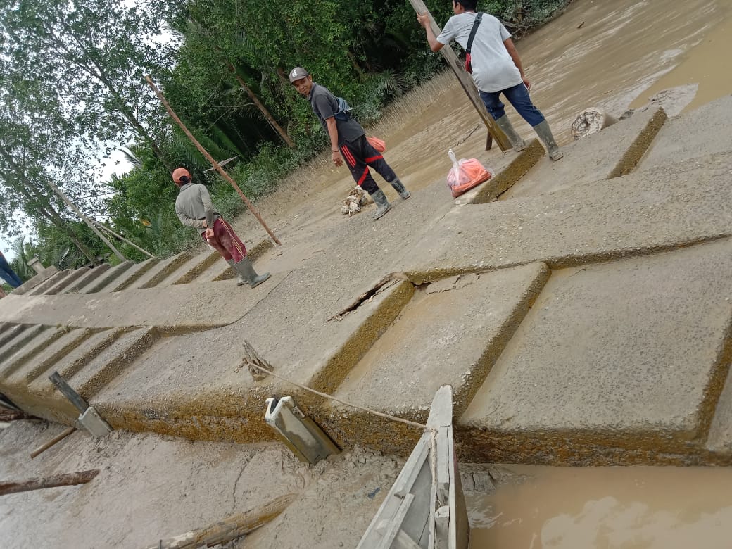 Tiang Pancang Dermaga Penyeberangan di Senyerang Kabupaten Tanjab Barat Hancur, Ditabrak Tongkang Tugboat