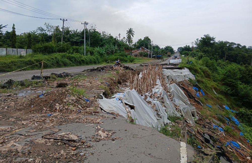 Sudah 1 Tahun Sejak Longsor, Jalan Nasional di Jujuhan Belum Tersentuh Perbaikan Permanen