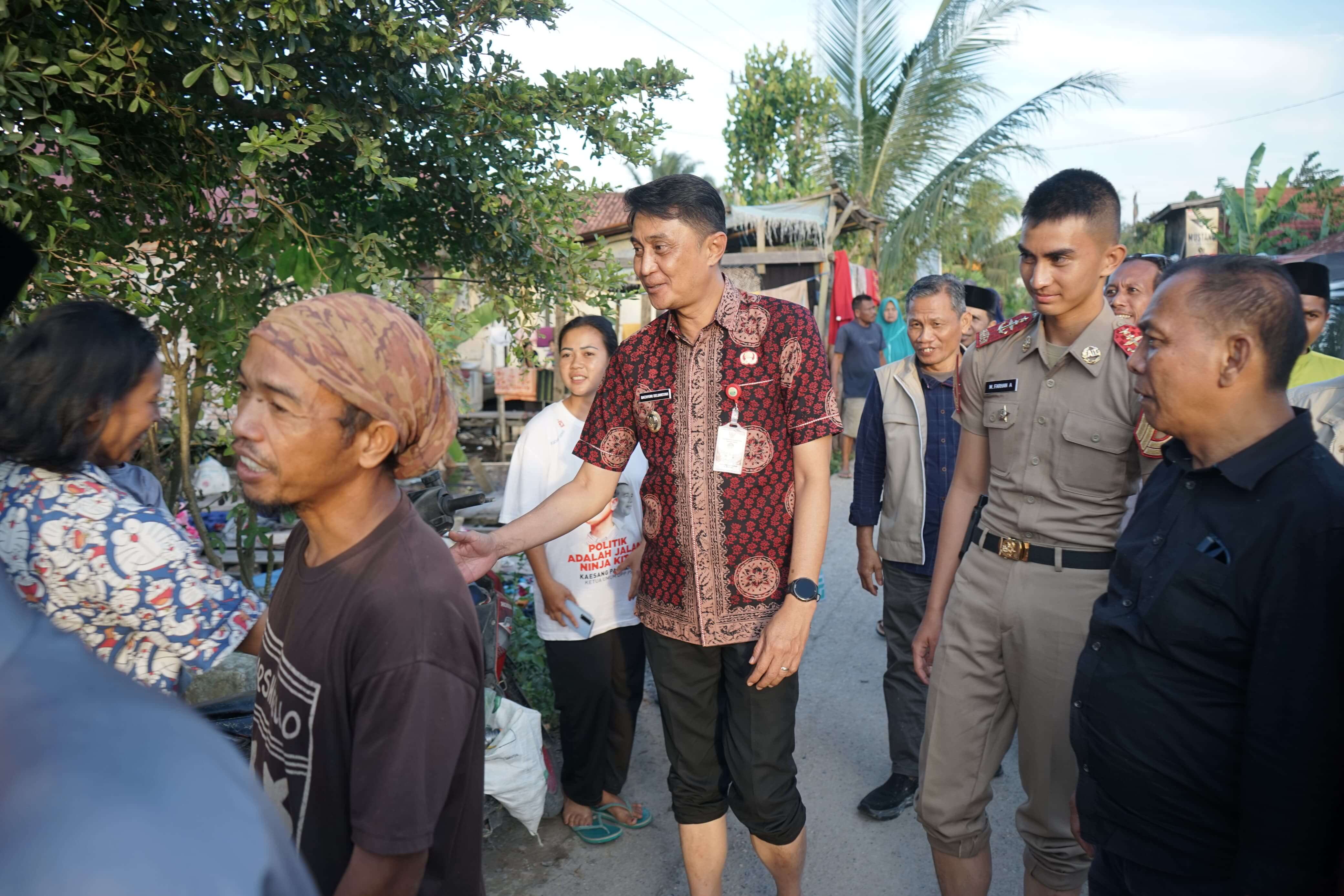 Putra Bungsu Pj Bupati Bachyuni Sersan Taruna Muhammad Farhan Turut Berikan Sembako Kepada Korban Banjir