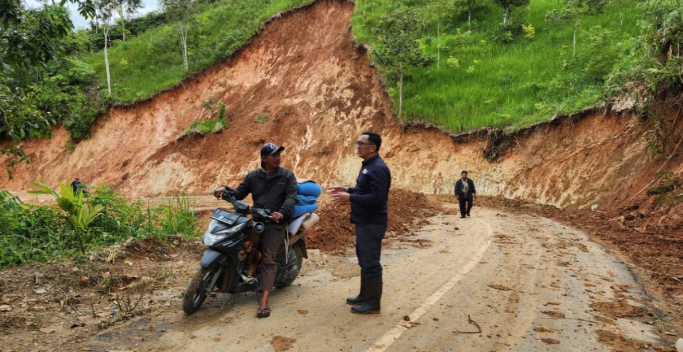 BREAKING NEWS: Jalan Pungut Hilir-Pungut Tengah di Kerinci Longsor lagi, Badan Jalan Amblas