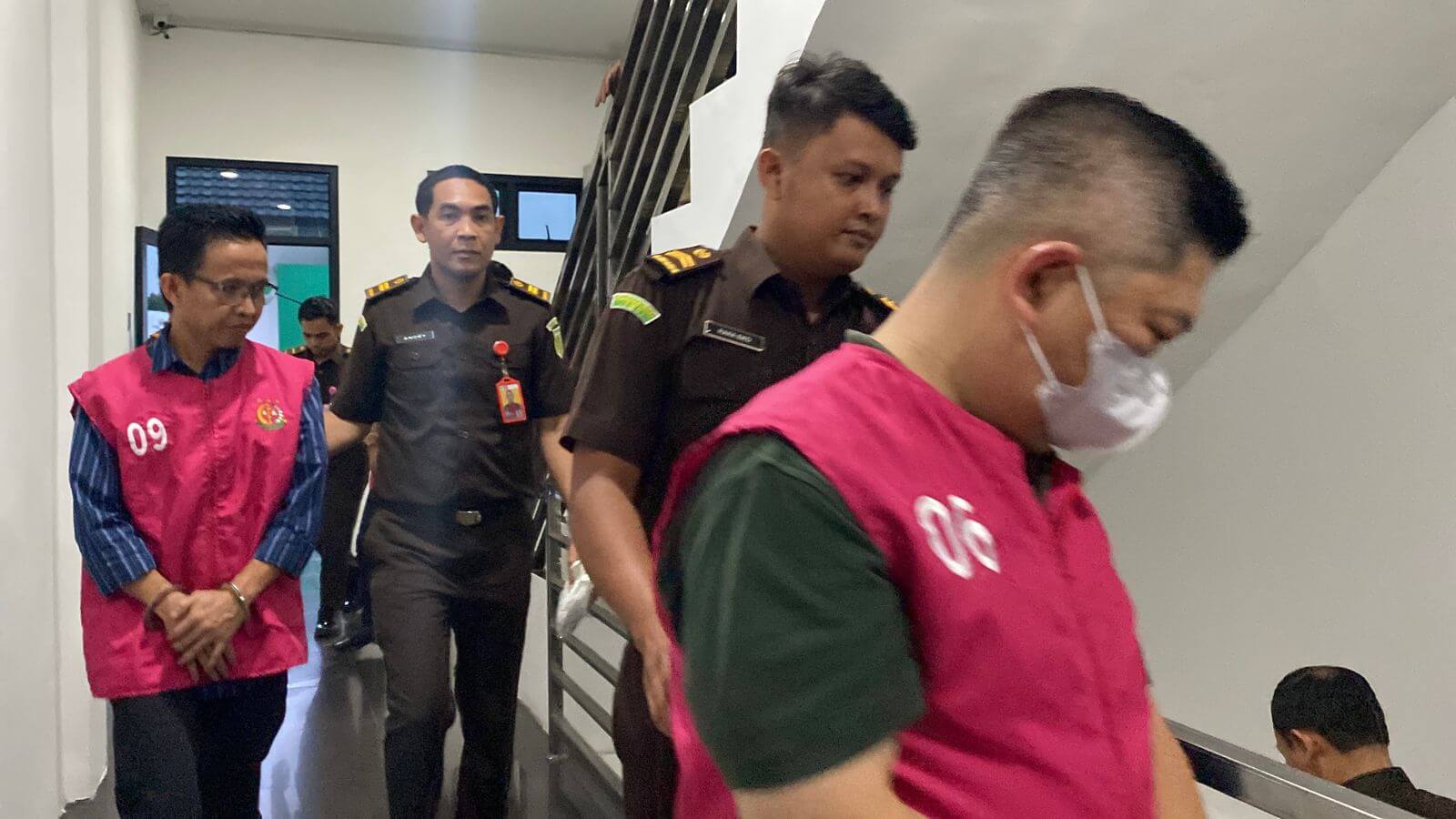 Dilimpahkan ke Kejari, Tiga Tersangka Dugaan Kasus Korupsi PDAM Tirta Mayang Jambi Langsung Ditahan 