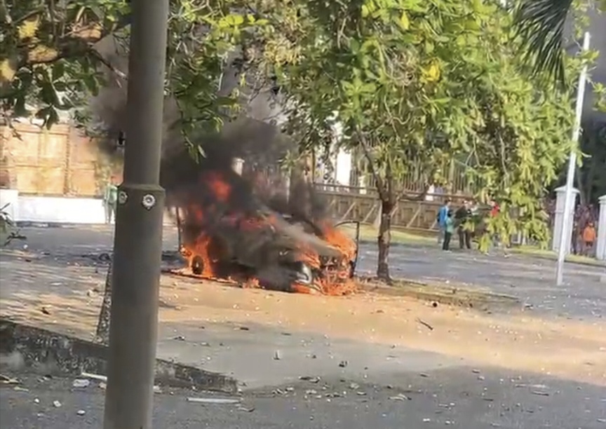 Mobil Dinas Dibakar dalam Aksi di Gedung DPRD Provinsi Jambi