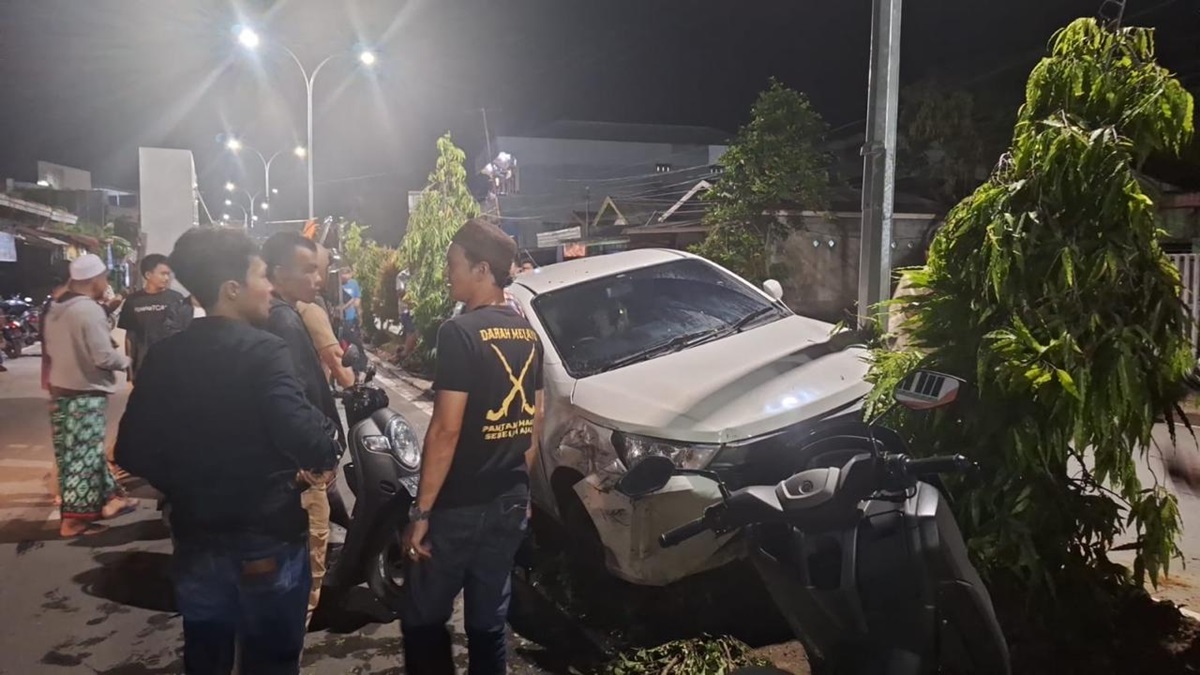 Diduga Mengantuk Pengemudi Ayla Asal Kota Jambi Terobos Pembatas Jalan Hingga Tabrak L300 di Kuala Tungkal