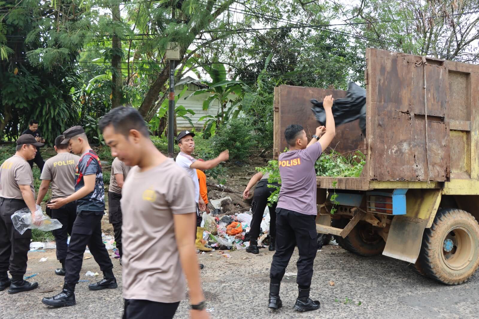 Polres Bungo Bersama Instansi Terkait Bersihkan Taman Sri Soedewi Dari Sampah