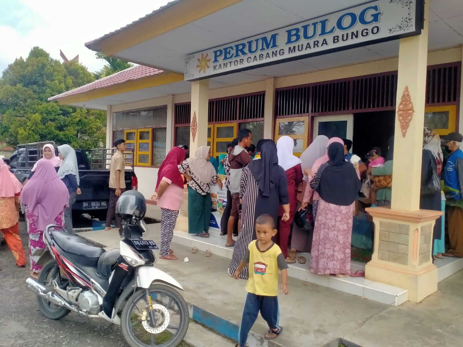 Operasi Pasar Beras Murah di Kabupaten Bungo Diserbu Warga