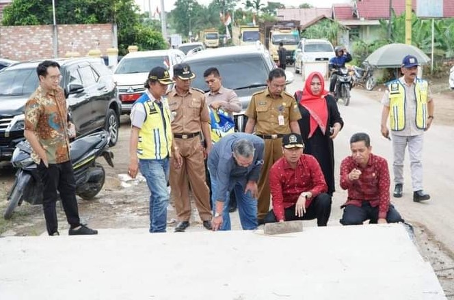 Ketua DPRD Provinsi Jambi Edi Purwanto Tinjau Pengerjaan Jalan Kumpeh-Suak Kandis