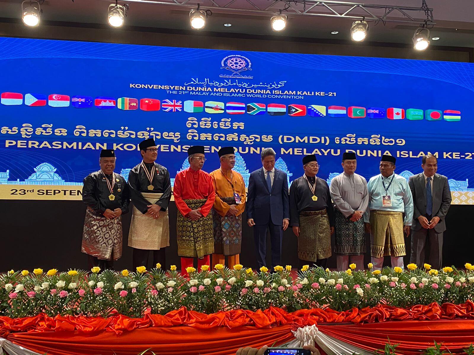 Selamat !! Gubernur Jambi Al Haris Terima Penghargaan di Konvensi Dunia Melayu Dunia Islam di Kamboja 