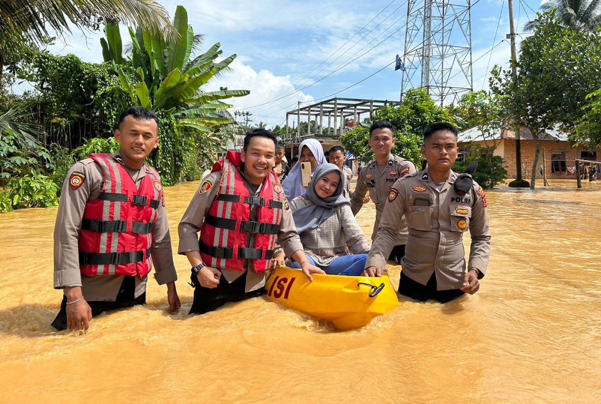 Banjir Landa Kabupaten Sarolangun, Samapta Polres Sarolangun Turun Bawa Perahu Karet Bantu Evakuasi Warga 