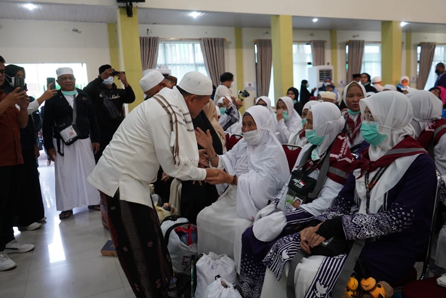Sambut Kepulangan 428 Jamaah Haji, Gubernur Jambi Al Haris Minta Maaf